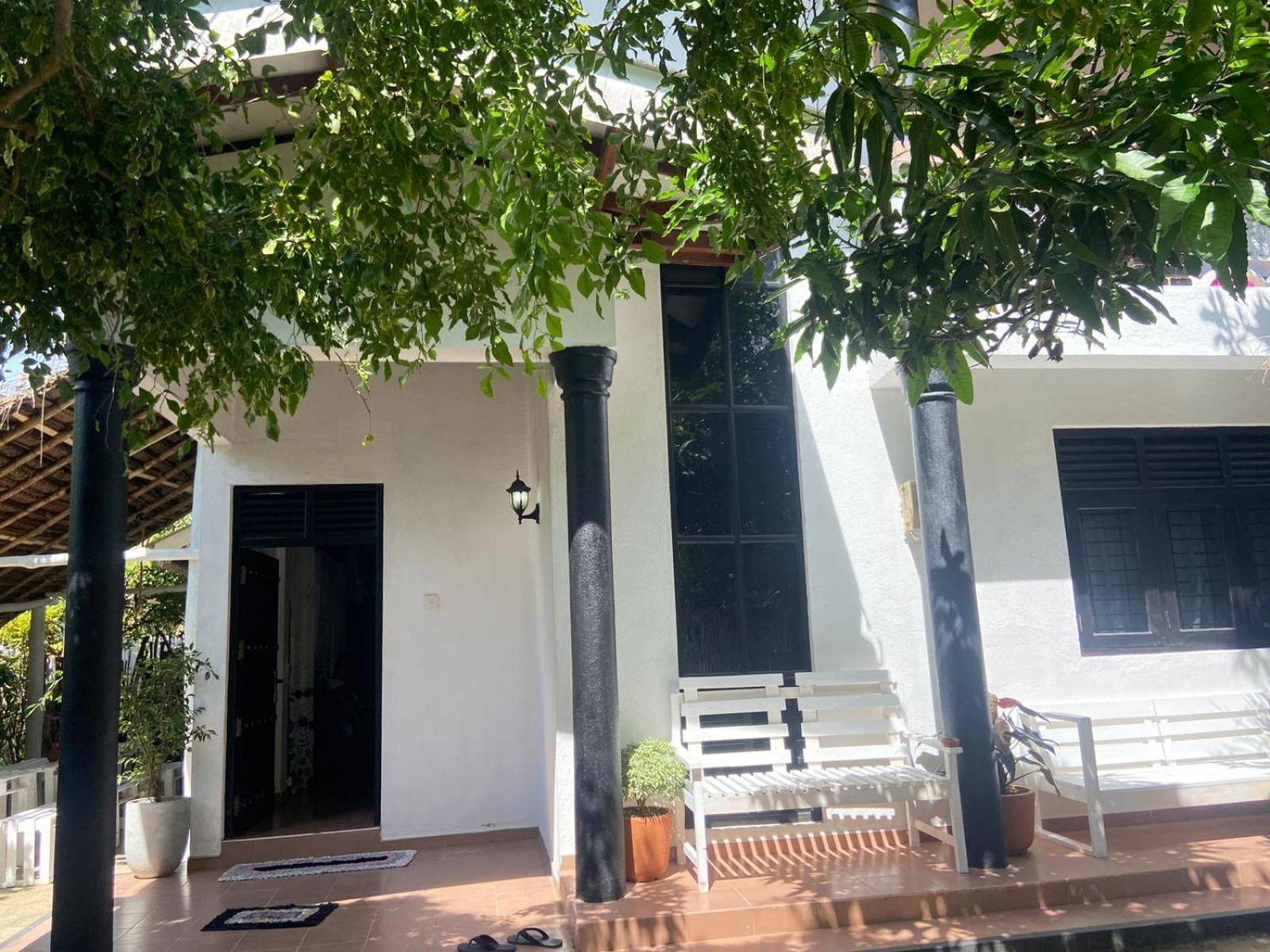 Hiricurry Hostel & Restaurant Zuid-Dikwella Buitenkant foto