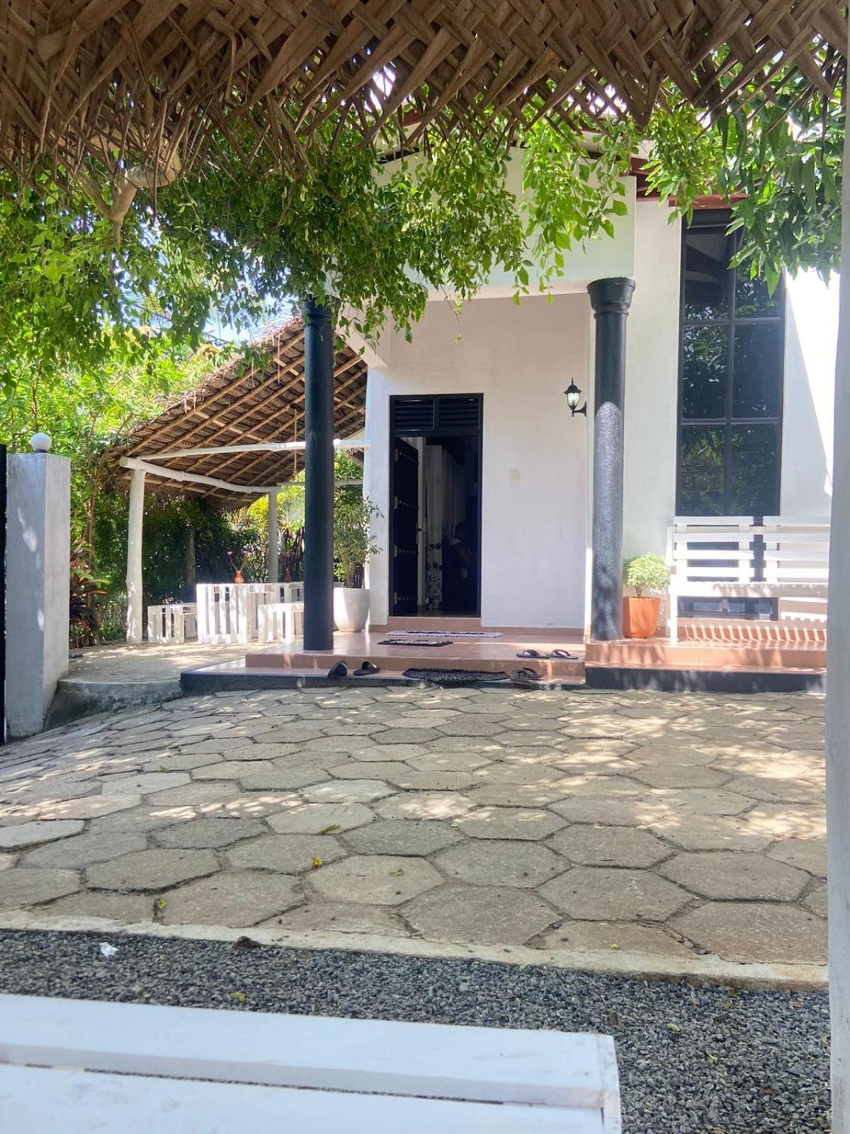 Hiricurry Hostel & Restaurant Zuid-Dikwella Buitenkant foto